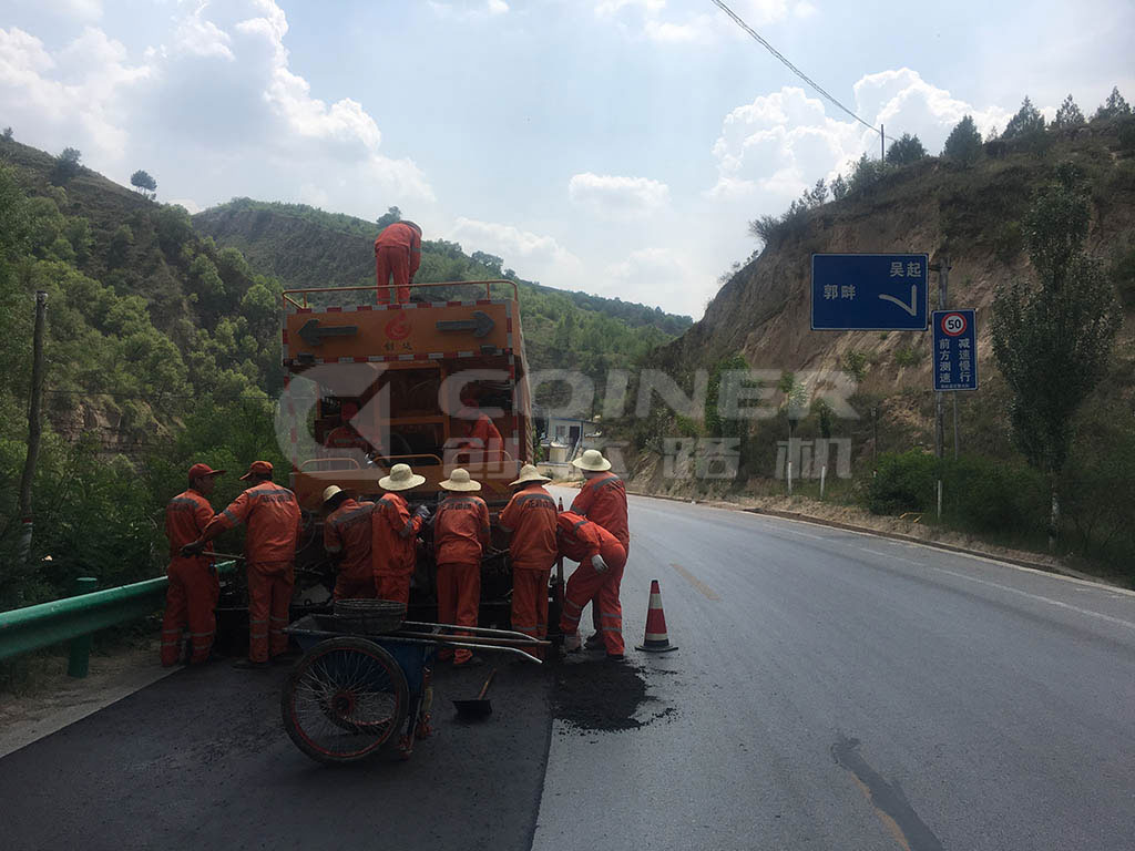 2017年陜西國(guó)道微表處施工作業(yè)