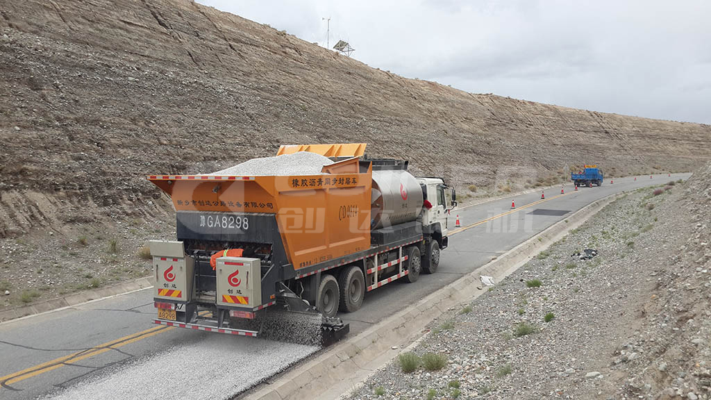2015年敦煌同步封層施工作業(yè)